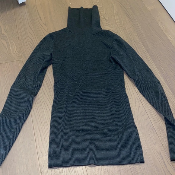 Theory Striped Turtle Neck - Picture 1 of 1